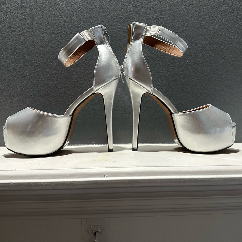 Silver Stiletto Sz10
Never worn